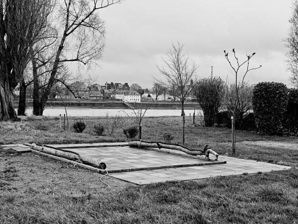 Week 06 - An abandoned pitch. The campsite in Langst-Kierst is located in front of the Rhine dike in the flood area of the Rhine and is therefore closed over the winter. Here, a permanent camper has apparently fortified and greened his site. In the background on the other side of the Rhine Düsseldorf-Kaiserswerth can be seen.