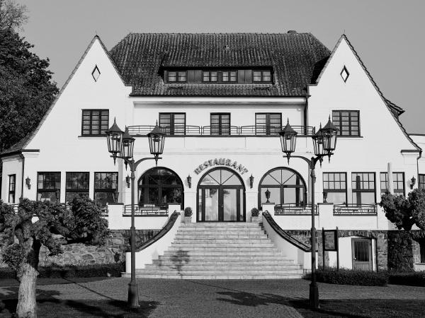 Week 17 - House Niederrhein. House Niederrhein on the banks of the Rhine in Meerbusch Langst-Kierst was built back in 1926 as a family hotel and excursion restaurant. Since last week, both hotel and restaurant are closed after ceasing operations.