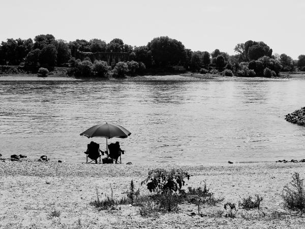 Week 30 - Everything in sight. Feet in the water and under a parasol - that's how you can stand it when it's over 30 degrees and the sun is shining. The river and the ruins of the imperial palace on the other side of the Rhine, completed in 1193, are firmly in view.