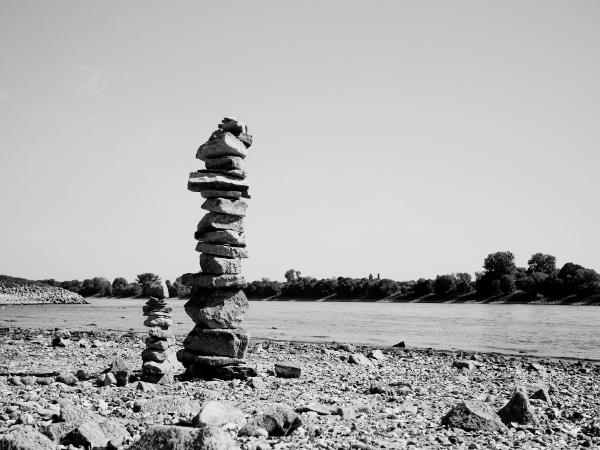 Week 31 - Stone towers. Building stone towers on the banks of the Rhine is a popular activity. Here, however, a particularly large tower was built. How long it will remain standing without falling over?