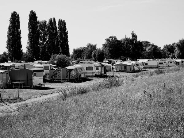 Week 35 - Campground. Between the Rhine kilometers 755 to 757 people have been camping for over 70 years. The campground near Langst-Kierst is located directly on the banks of the Rhine between the Rhine and the dike in a nature reserve and must be completely dismantled every fall because of the danger of flooding. The next spring, meadow then becomes a campsite again.