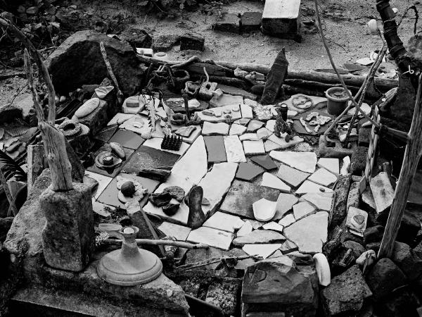 Week 37 - Ephemeral art. This work of art consists only of found objects collected on the banks of the Rhine, of which only a small part can be seen in the picture. As the water level of the Rhine rises, all the found objects will be dispersed in the river again and all traces of the work, which was created with a great deal of effort, will disappear.