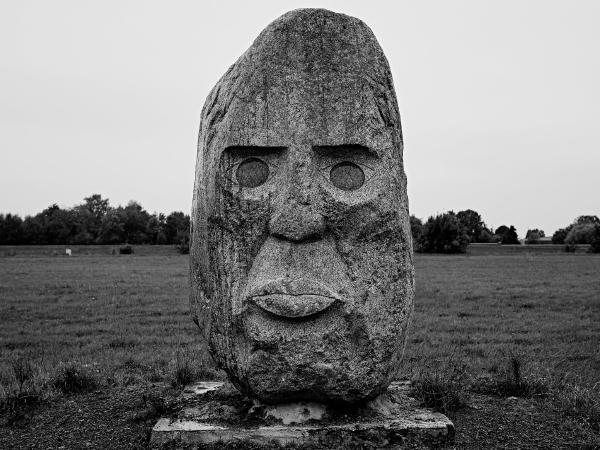 Week 41 - Head of Joseph Beuys. At Rhine kilometer 749, directly on the border with Düsseldorf and overlooking the Rhine, stands the 2.50-meter-high and twelve-ton heavy sculpture "Head Joseph Beuys" by the artist Anatol Herzfeld, who died in 2019. With this granite sculpture, created in 2008, Anatol commemorates his teacher Joseph Beuys.